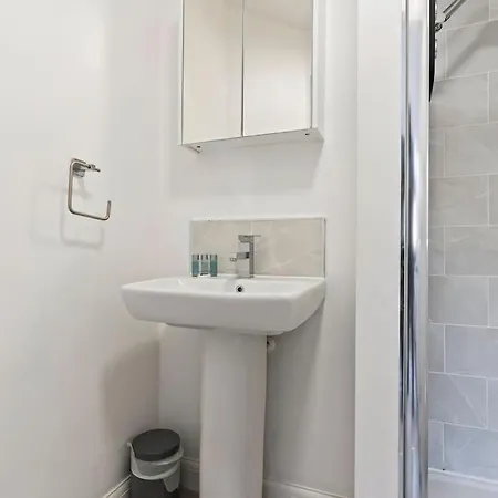 Stylish Modern - Sleeps 5 - Free Parking *