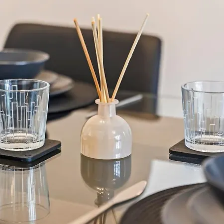 Holiday home Stylish Modern - Sleeps 5 - Free Parking *