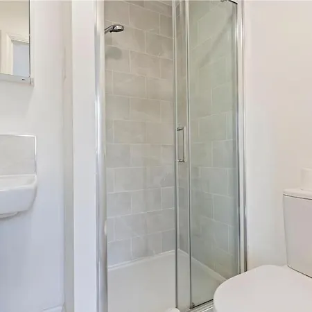 Holiday home Stylish Modern - Sleeps 5 - Free Parking *