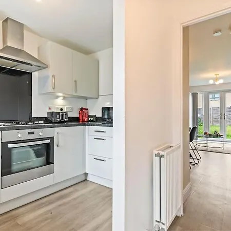 Holiday home Stylish Modern - Sleeps 5 - Free Parking *